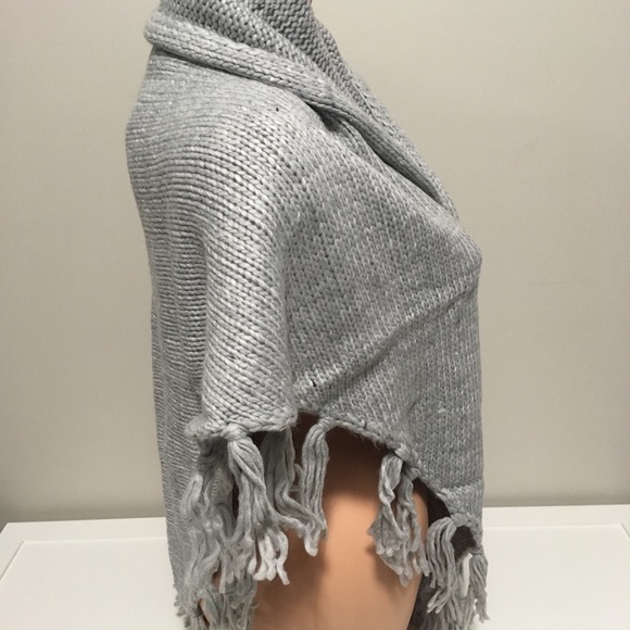 🆕GUESS - GREY FRINGE TRIANGLE SCARF / SHAWL - NWT - Picture 4 of 8